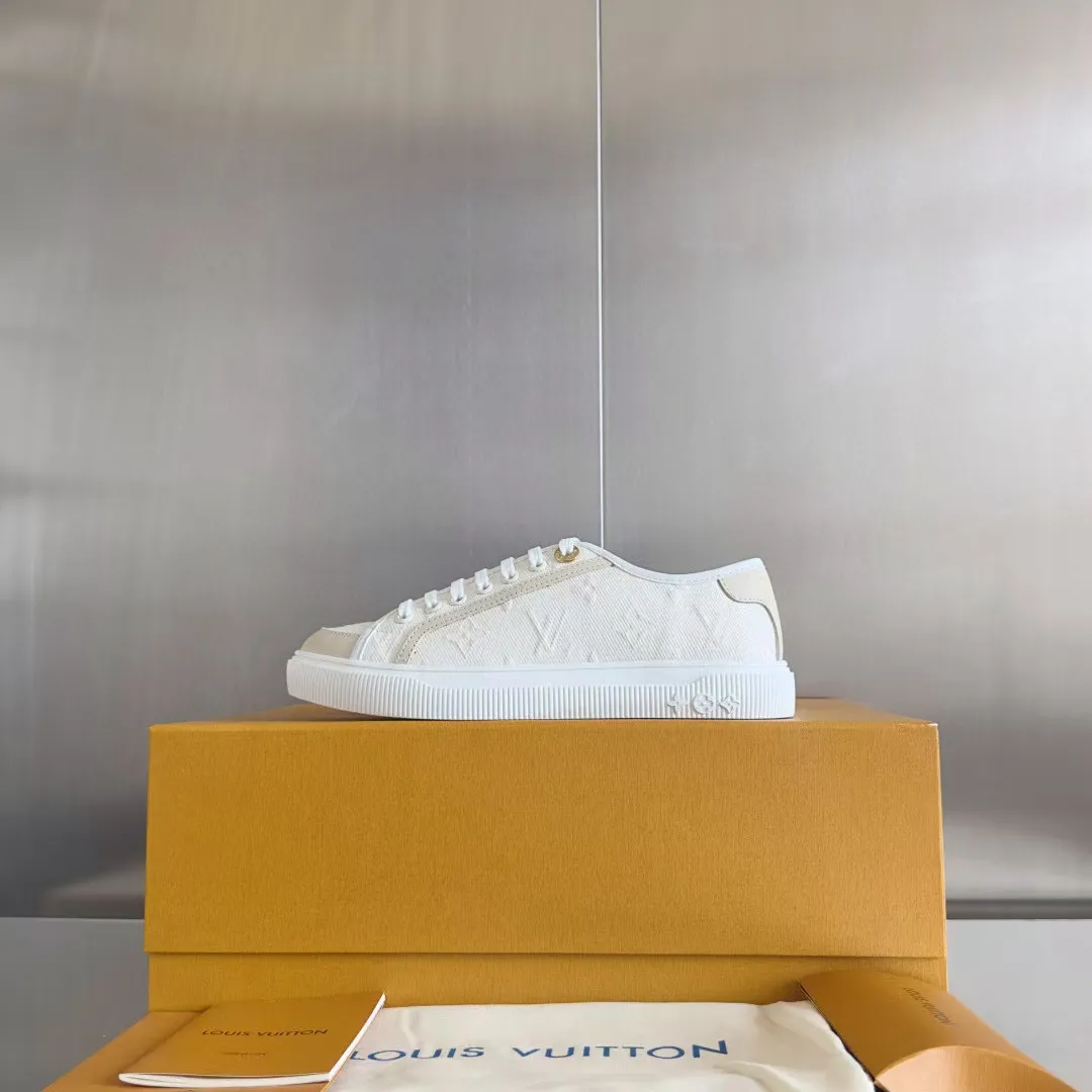 👟👟Ex-factory price 420👟👟 LV Louis Vuitton L Home Donkey Brand’s latest Lagoon series Thick-soled denim denim Embossed Presbyopia Thick-soled Casual sneakers Skateboard shoes Original purchase and development Production This Lagoon sneaker is made of Monogram denim, injecting a retro flavor into the classic design. The Louis Vuitton logo pops out from the leather trim, and the inscribed eyelets, trim and laces highlight the exquisite details. The rubber outsole embellished with Monogram flowers completes the whole. Exquisitely packaged at the delivery counter🛍📦 ▪️ Fabric: Original imported custom first-layer cowhide ▪️ Lining: Original imported cowhide lining ▪️ Sole: Original open-molded non-slip TPU material ▪️ Bottom thickness: 2.5CM ▪️ Size: Women's size 35-40 (41, 42 can be customized)